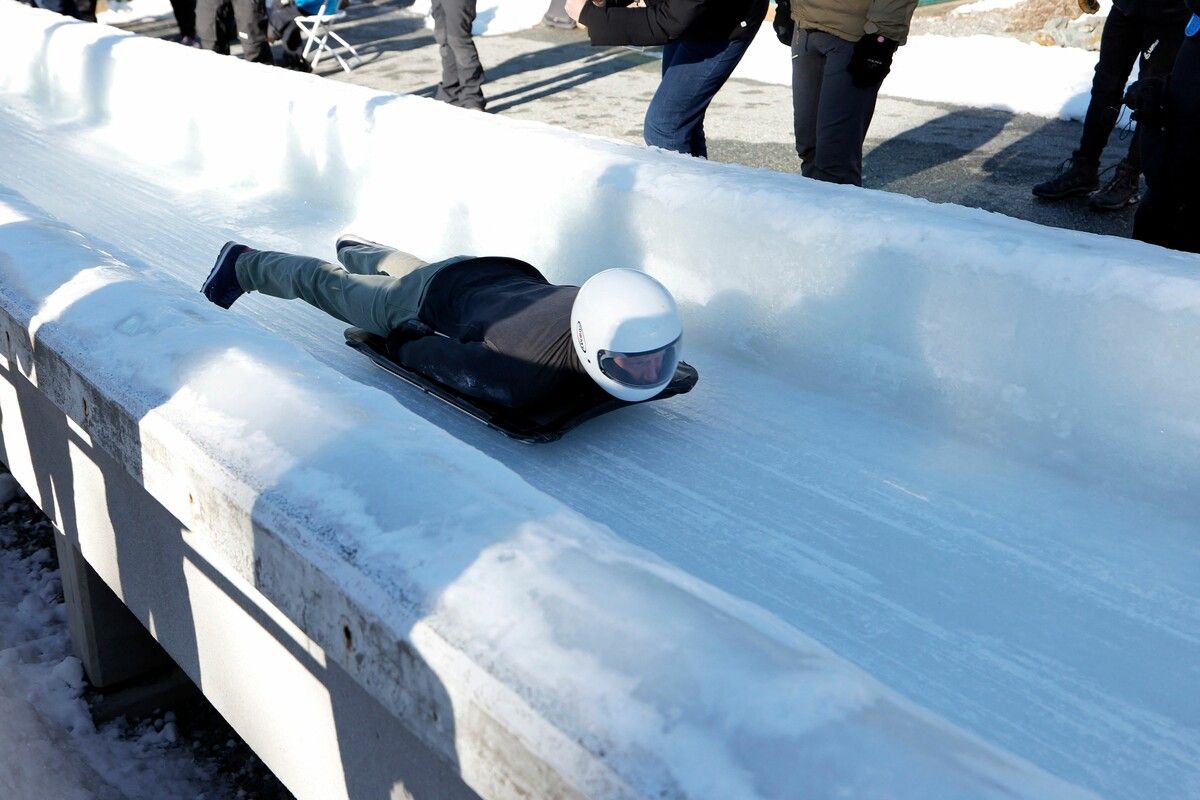 Prinz Harry ist mit knapp 100 Stundenkilometern durch einen Eiskanal gerast. AFP