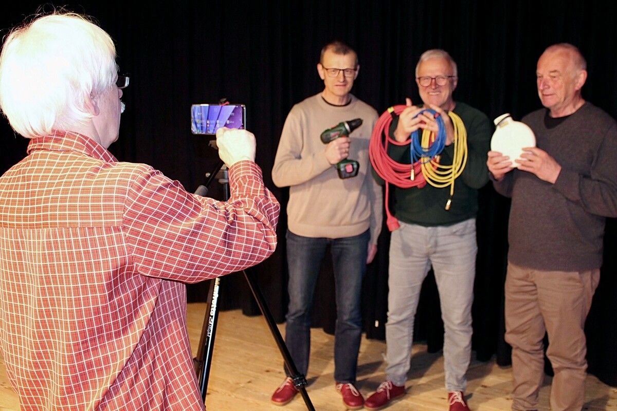 Professionelle Regieanweisung: Hanskaspas Enkel werden für das Video-Projekt von Manfred Miller im Thalsaal gebrieft. STP
