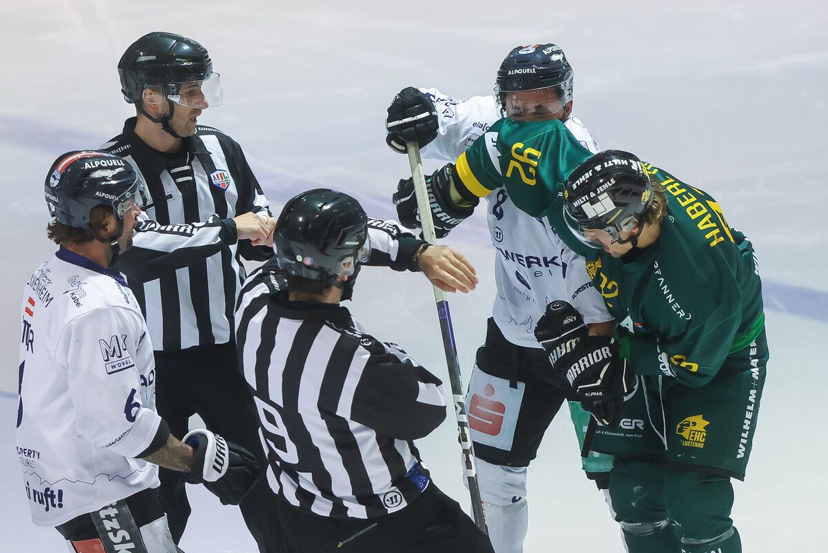 Rafael Rotter (ganz l.) und Dominic Haberl (r.) bei einem Duell im September 2023.Steurer