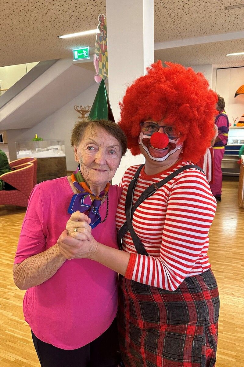 Rosa Sahler und Mitarbeiterin Barbara Groinig fanden, dass ein Tänzchen nicht fehlen darf. senecura