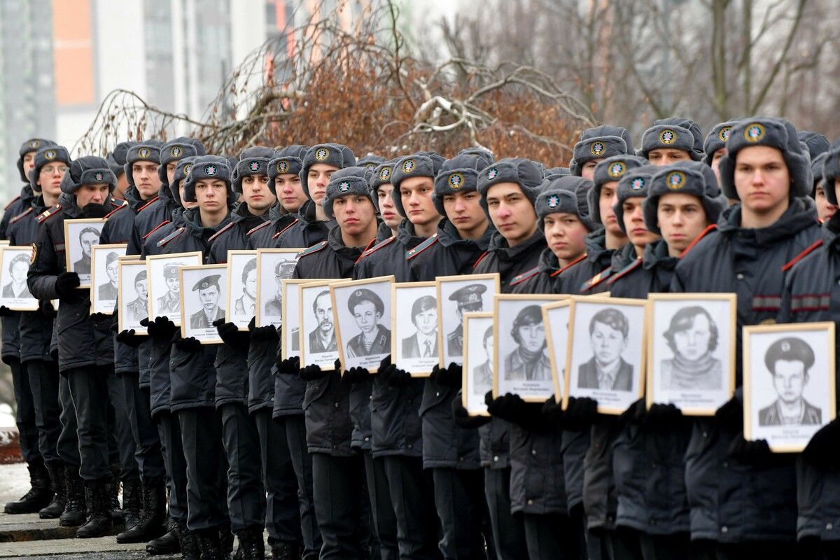 Russische Soldaten gedenken zusammen mit anderen ehemaligen Sowjetstaaten des Abzugs von Truppen aus Afghanistan vor 35 Jahren. AFP