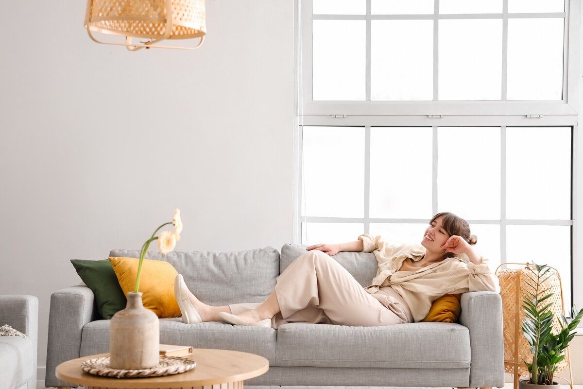 Sanfte Farben wie Grau, Sand oder Pastelltöne sorgen für eine beruhigende Stimmung und sind derzeit sehr gefragt. Shutterstock