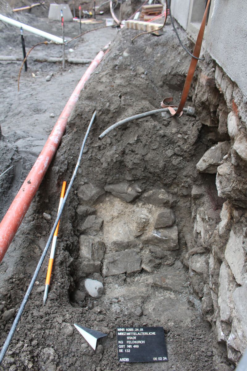 Sanierung der Innenstadt von Feldkirch schreitet zügig voran, während archäologische Funde weiterhin untersucht werden.