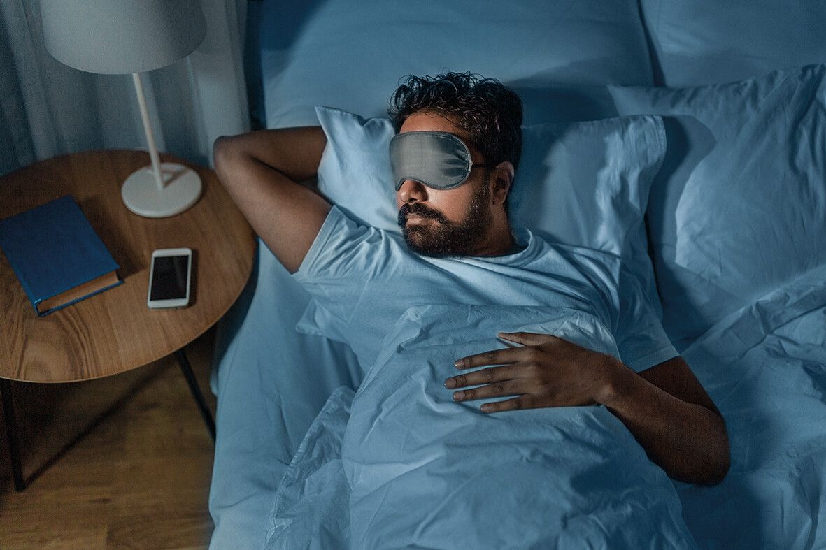 Schlafmasken sorgen für Dunkelheit und unterstützen so die Melatoninproduktion.