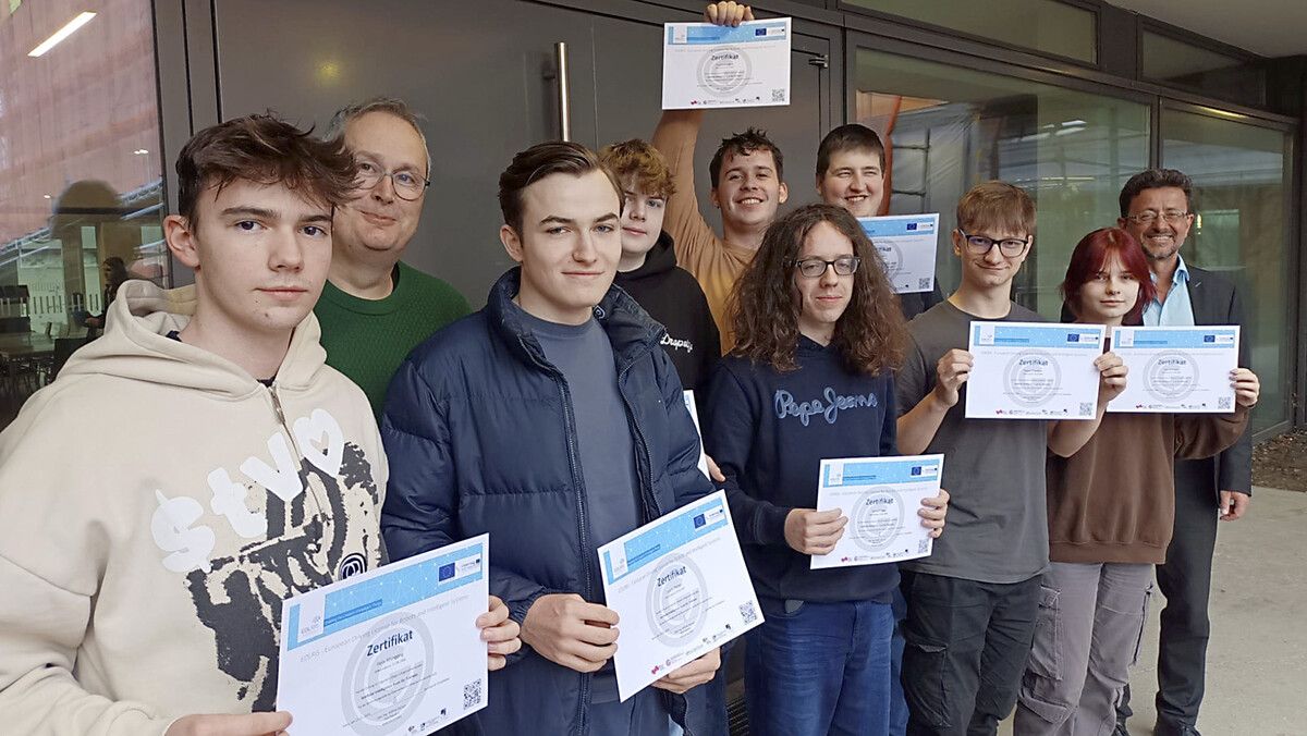 Schüler, Lehrer und Direktor freuen sich über die KI-Zertifikate. B.O.RG Schoren
