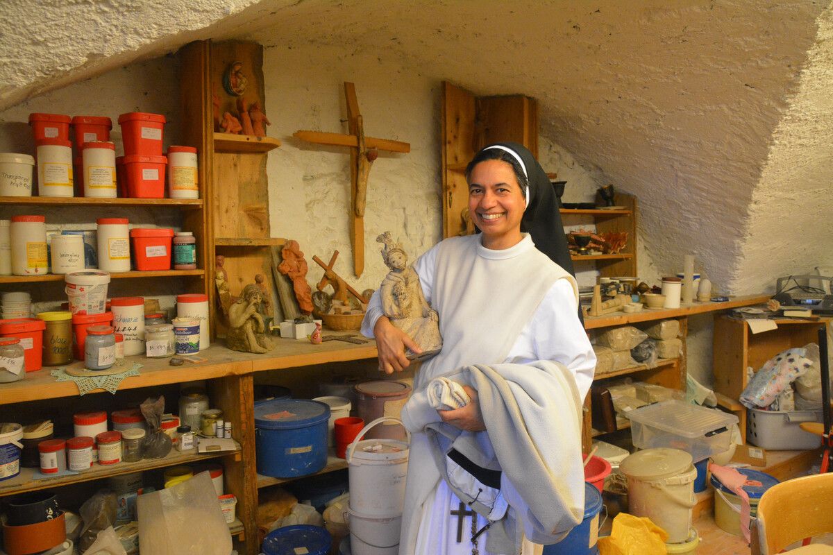 Schwester Maria töpfert gerne Figuren. BVS (5)