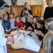 Erstkommunikanten in der Hostienbäckerei