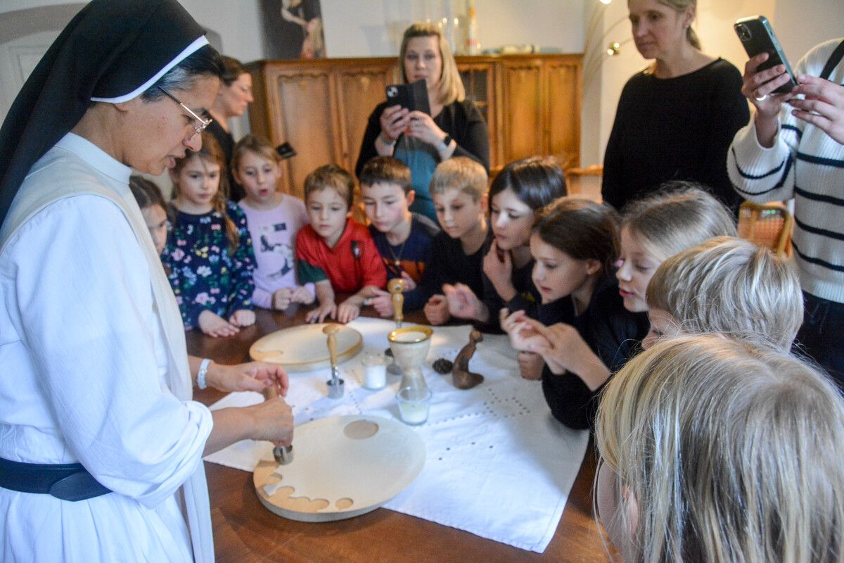 Schwester Maria vom Kloster St. Peter in Bludenz zeigte eindrücklich, wie die Hostien hergestellt und ausgestanzt werden. Bvs (3)