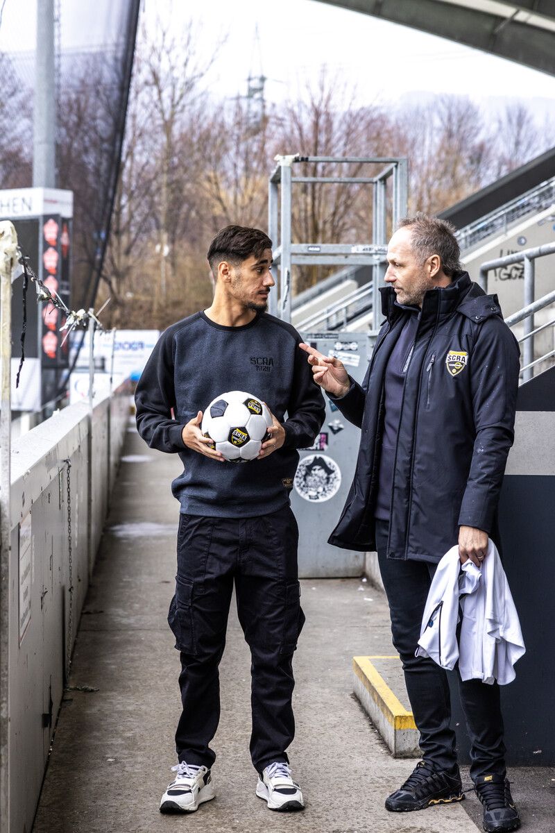SCRA-Sportdirektor Roland Kirchler (r.) im Gespräch mit Sofian Bahloul.Meier