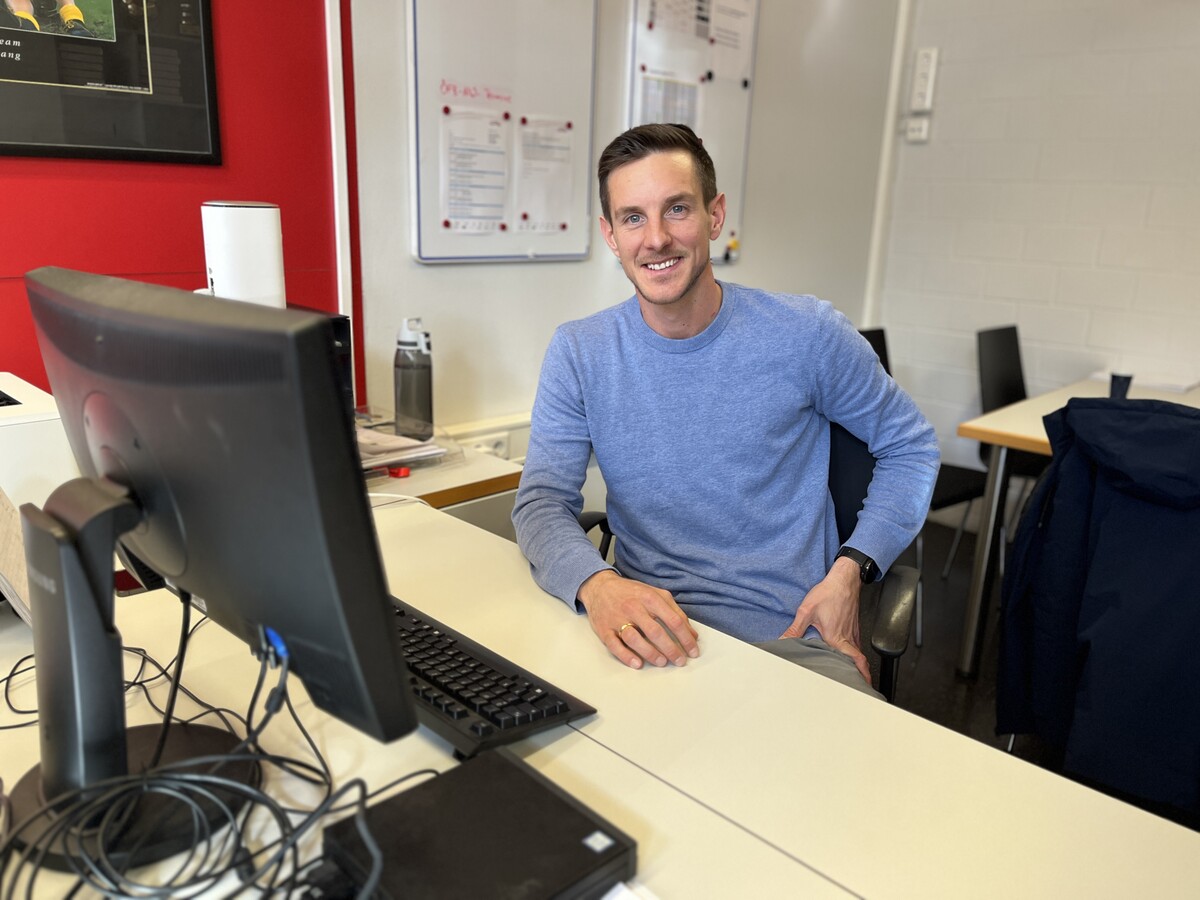 Manuel Sutter an seinem Arbeitsplatz in der Fußballakademie in der Mehrerau.adam