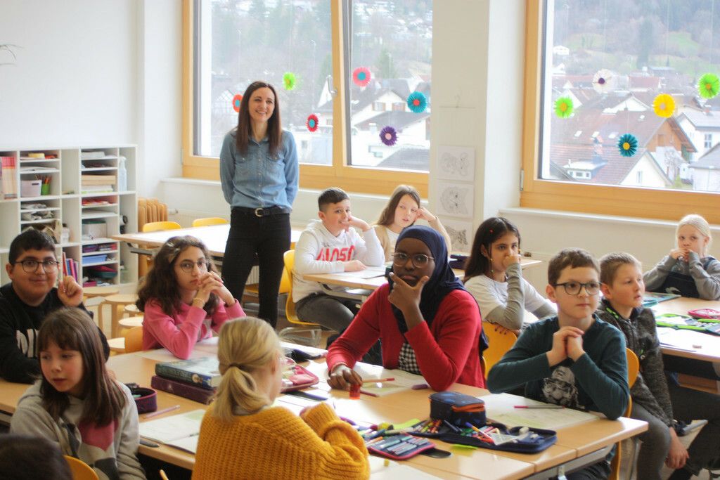 Sensationeller Sieg für die Volksschule Röthis mit Direktorin Andrea Trummer bei der Schulsport-Jonglier-Challenge. vn-tk (2)