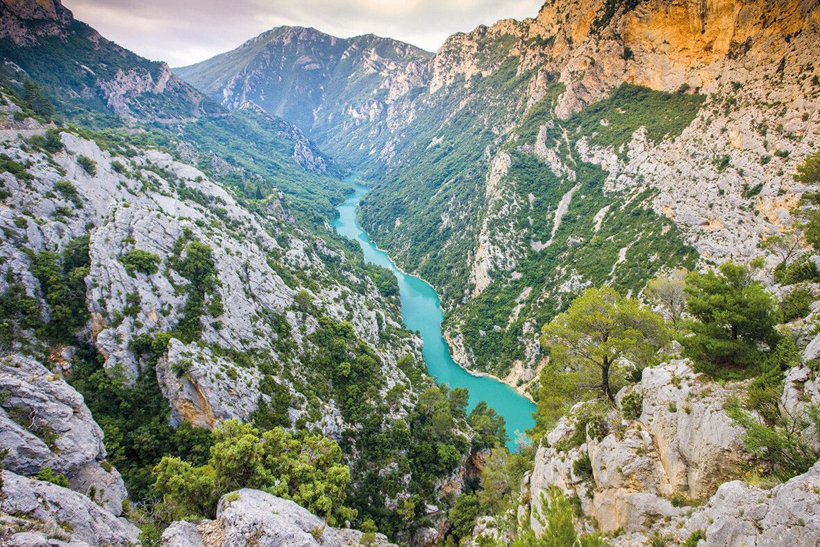 Smaragdgrüne Gewässer und steile Klippen prägen das Bild der Schlucht.shutterstock