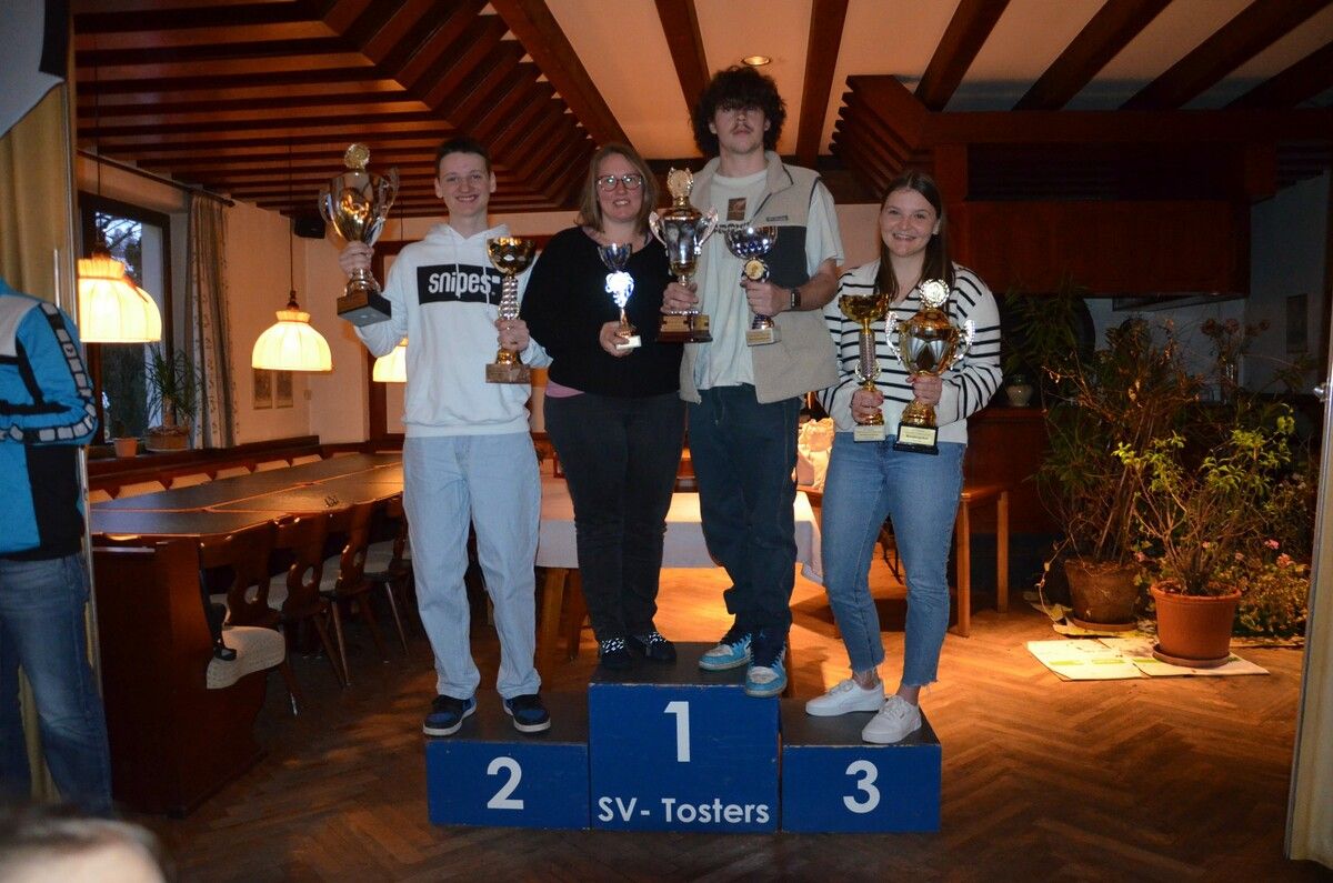 Spannende Wettkämpfe auf der Piste: SV Tosters krönt seine Ski- und Snowboardmeister 2024 unter herausfordernden Bedingungen.Schiverein Tosters