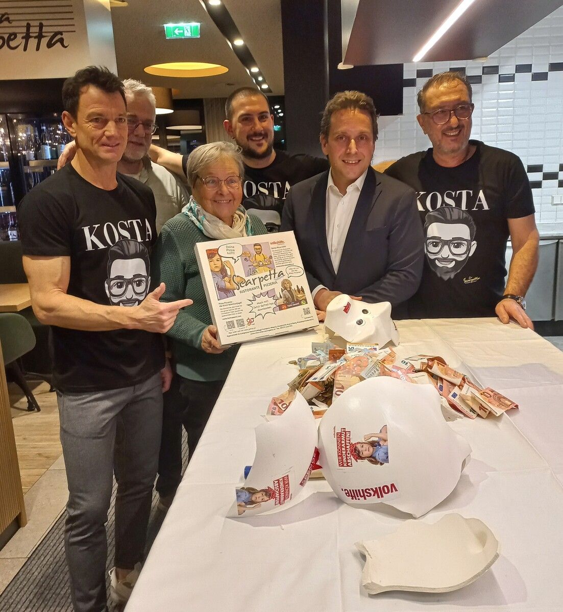 Spende Bei der Pizzeria La Scarpetta in Dornbirn wurde ein großes Sparschwein geschlachtet. Chef Kostas konnte der Volkshilfe Vorarlberg 1571,80 Euro übergeben. Diese Summe wurde im Laufe eines Jahres von ihm, seinen Mitarbeitern und Gästen angespart. vhv