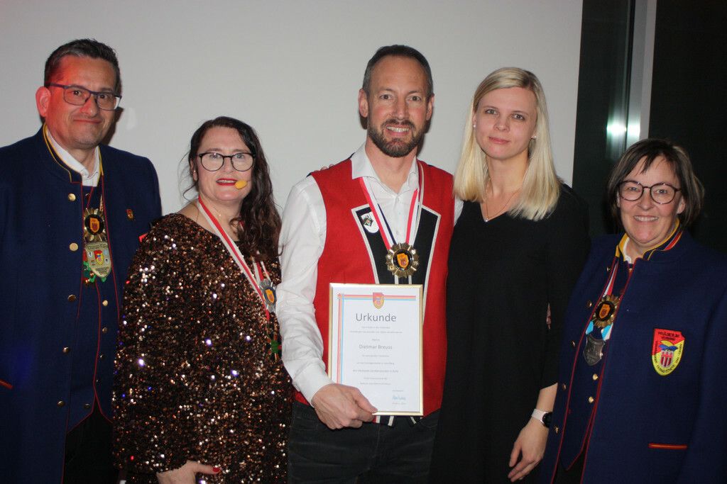 Stefan Ellensohn, Monika Dobler, Dietmar Breuß, Melanie Breuß und Angelika Egger beim Jubiläumsball. VN-TK