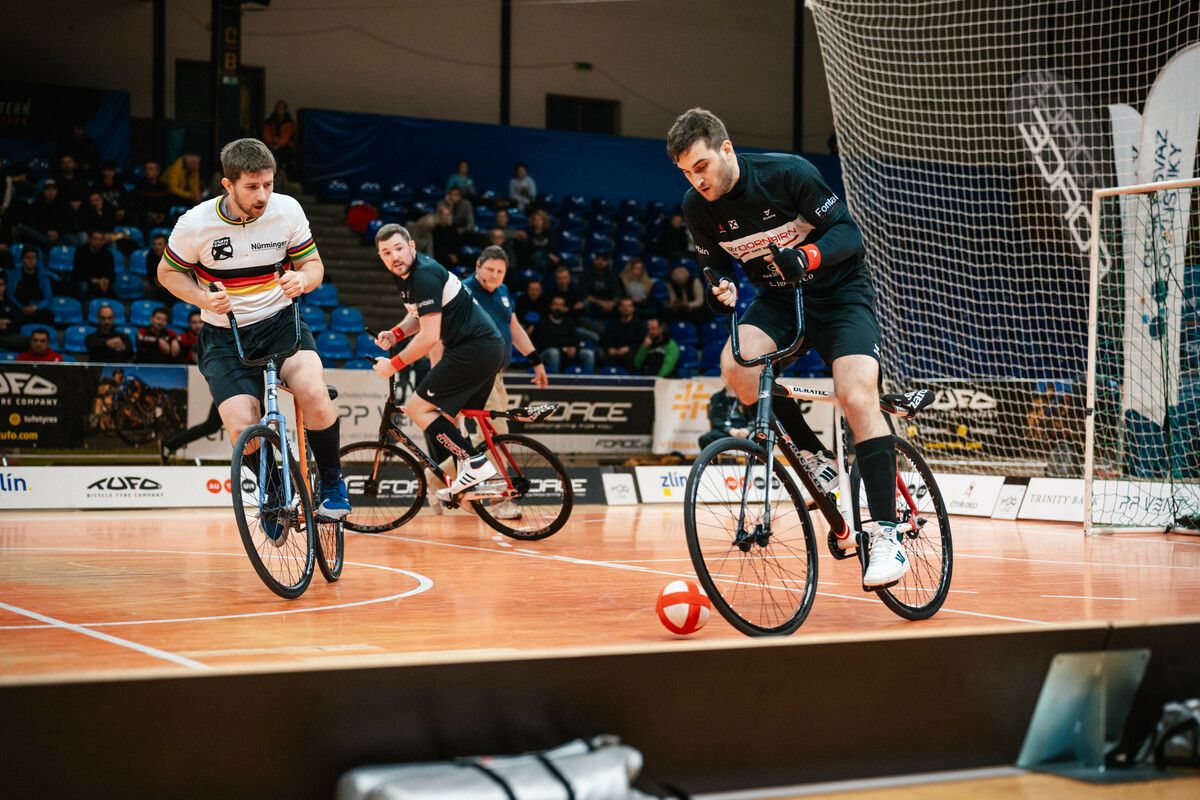 Im Endspiel mussten sich Patrick Schnetzer und Stefan Feurstein (r.) gegen die Weltmeister Kopp/Mlady mit 3:7 geschlagen geben. ⇒Privat