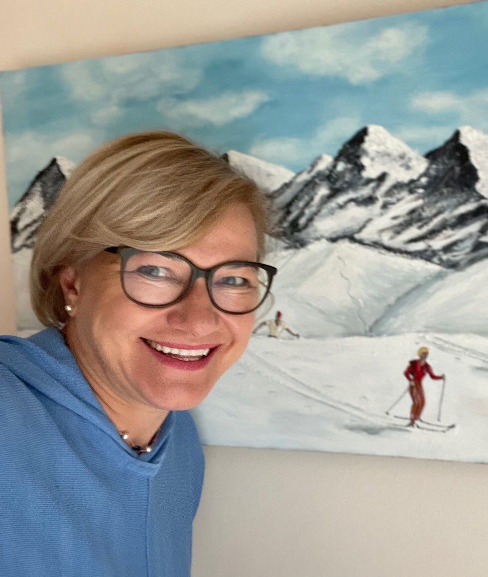 Svetlana Melmer vermittelt ihre Begeisterung für das Skifahren und die Berge mit ihren Bildern.raiba lech