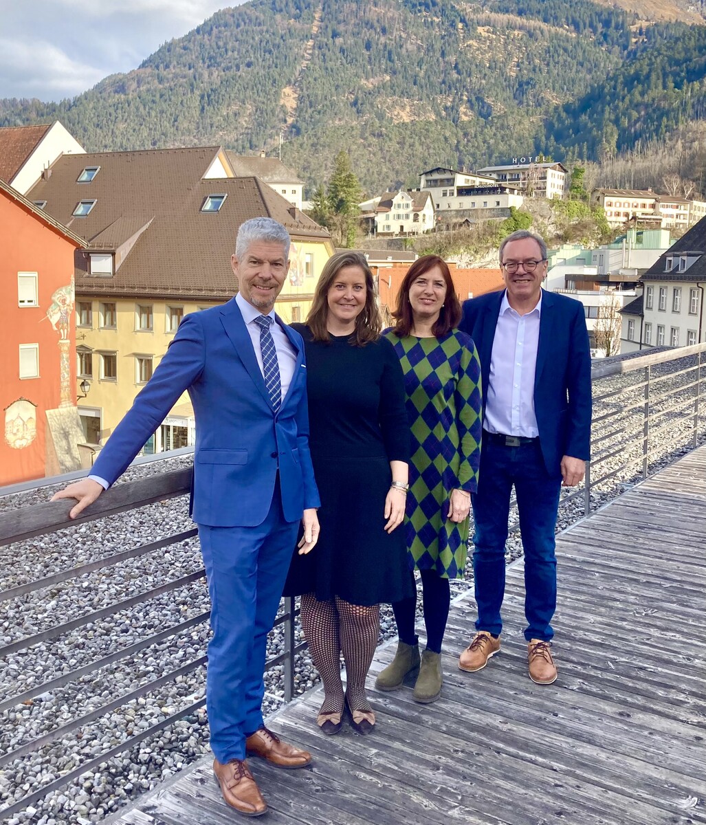 Thomas Schreiber (Vorstandsdirektor Sparkasse Bludenz), Verena Burtscher (Geschäftsführerin Villa Falkenhorst), Elisabeth Tschann (Obfrau Verein Villa Falkenhorst) und Arno Sprenger (Leiter Marketing Sparkasse Bludenz) (v. l.).