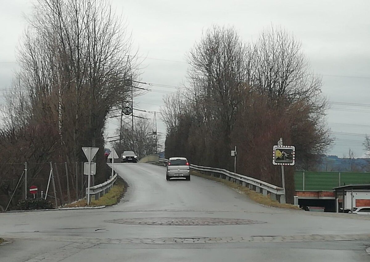 Über die Brücke in der Rheinstraße soll der Schwerverkehr künftig über die „Kratten“ ins Gewerbegebiet.MIMA