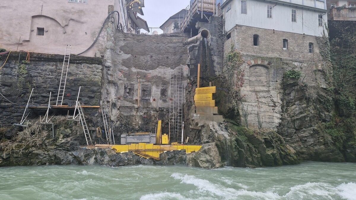 Um den Zeitplan einhalten zu können, wird bis zum Ende der aktuellen Niederwasserperiode nun auch an Samstagen auf der Baustelle gearbeitet.stadt fk