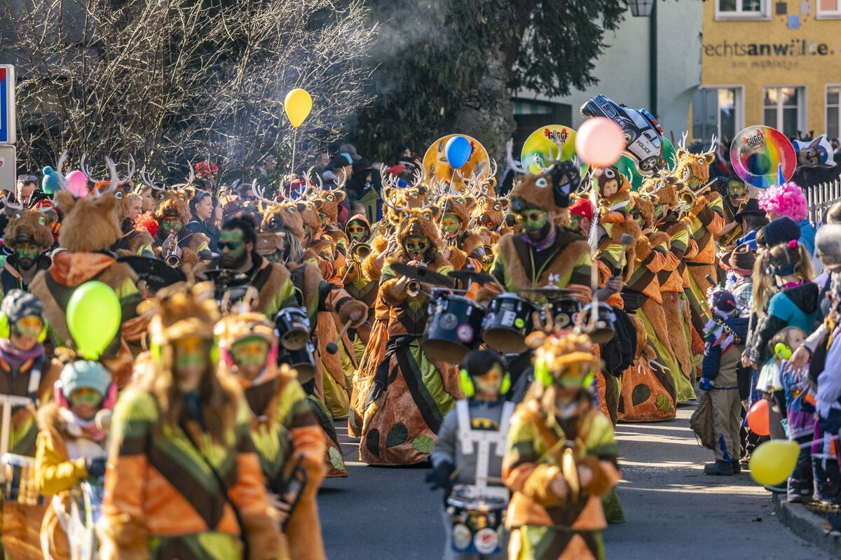 Unter dem Feldkircher Faschingsmotto „Spälta, Spälta Hoch!“ führen Mäschgerle, Guggamusiken und Fasnatgruppen in der Feldkircher Innenstadt das Regiment. VN/Paulitsch
