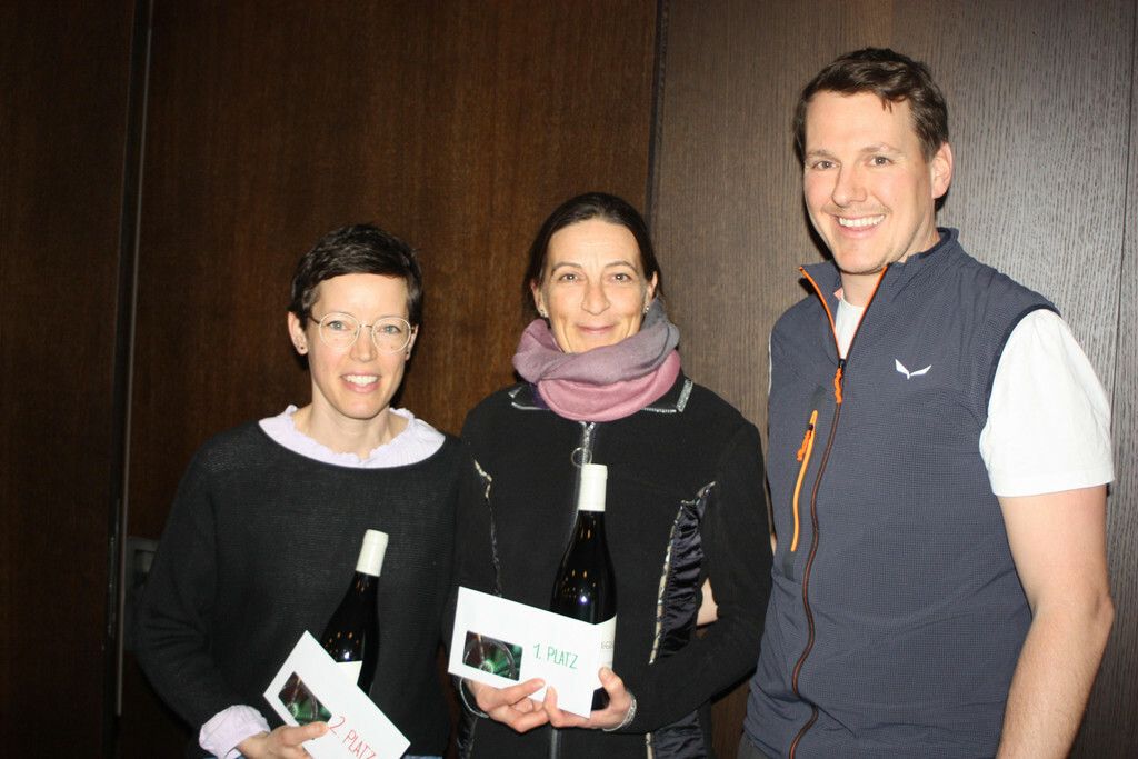 Vereinsmeisterin Sabine Ferber (Mitte) mit Caroline Breuss und Sportchef Markus Entner.