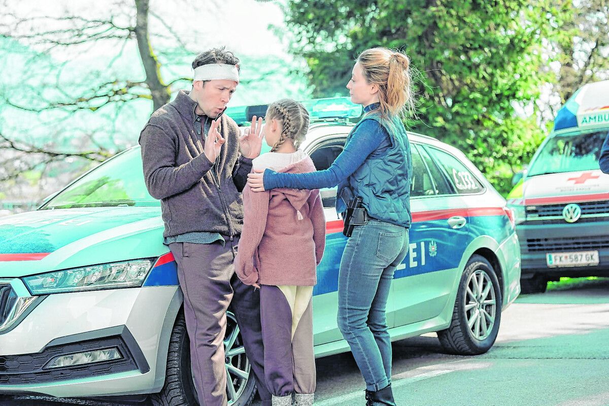 Viola Sophia Hornsmann unterhält sich mit Daniel Langbein, der mit ihr in Gebärdensprache kommuniziert. ManuelPaul/ZDF