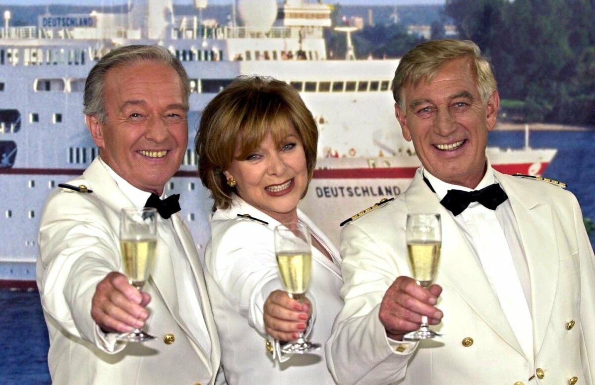 Von 1983 bis 2010 trat Horst Naumann als Dr. Schröder (l.) in mehr als 50 „Traumschiff“- Episoden auf. APA/dpa/Ulrich Perrey