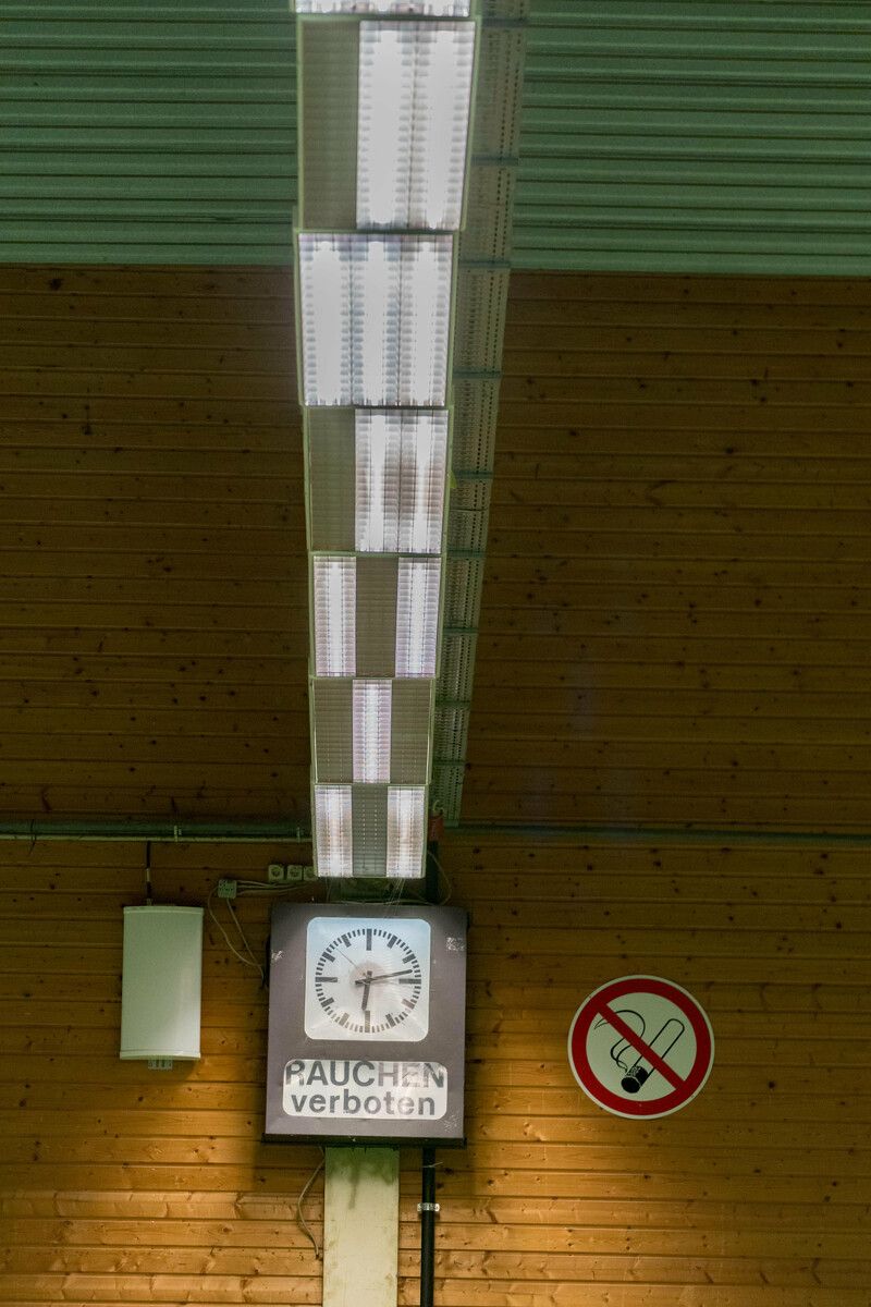 Die Lichtanlage wurde mittlerweile erneuert. Damit sollten sich die Beschwerden der Gegner erübrigt haben.⇒stiplovsek