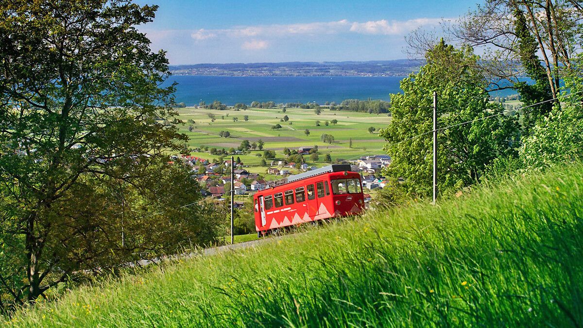 Von der Bahn Richtung Walzenhausen aus hat man einen herrlichen Blick auf den Bodensee.APPENZELL TOURISMUS