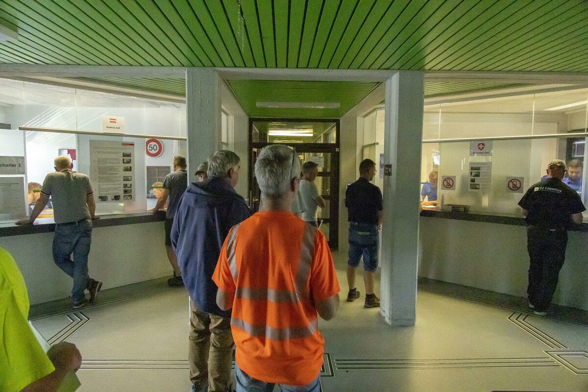 Vor den Schaltern im Zollamt Wolfurt stehen die Lkw-Fahrer Schlange.