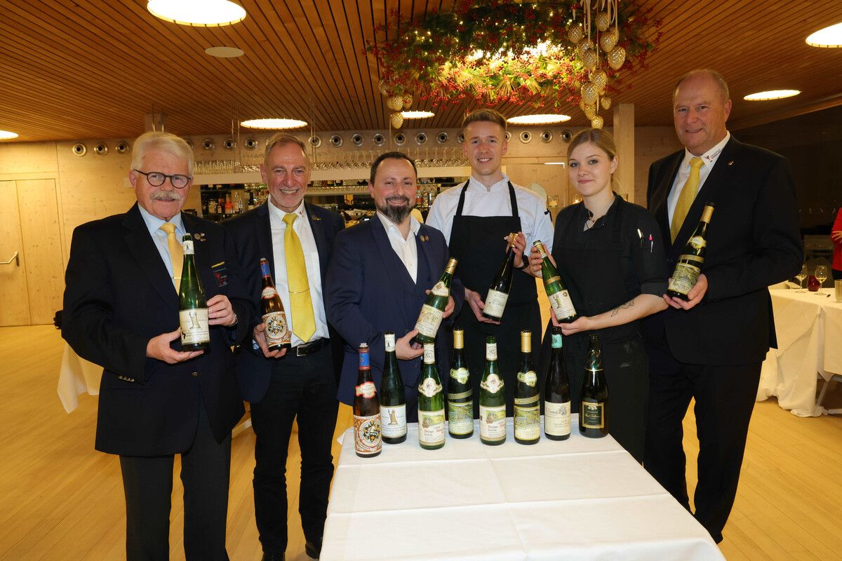 VSOV-Präsident Willi Hirsch, die Diplom-Sommeliers Josef Vonach und Ali Yalcin, Balazs Haßsanyi und Janina Scharf (Küche) sowie Karl Guldenschuh. ame (5)