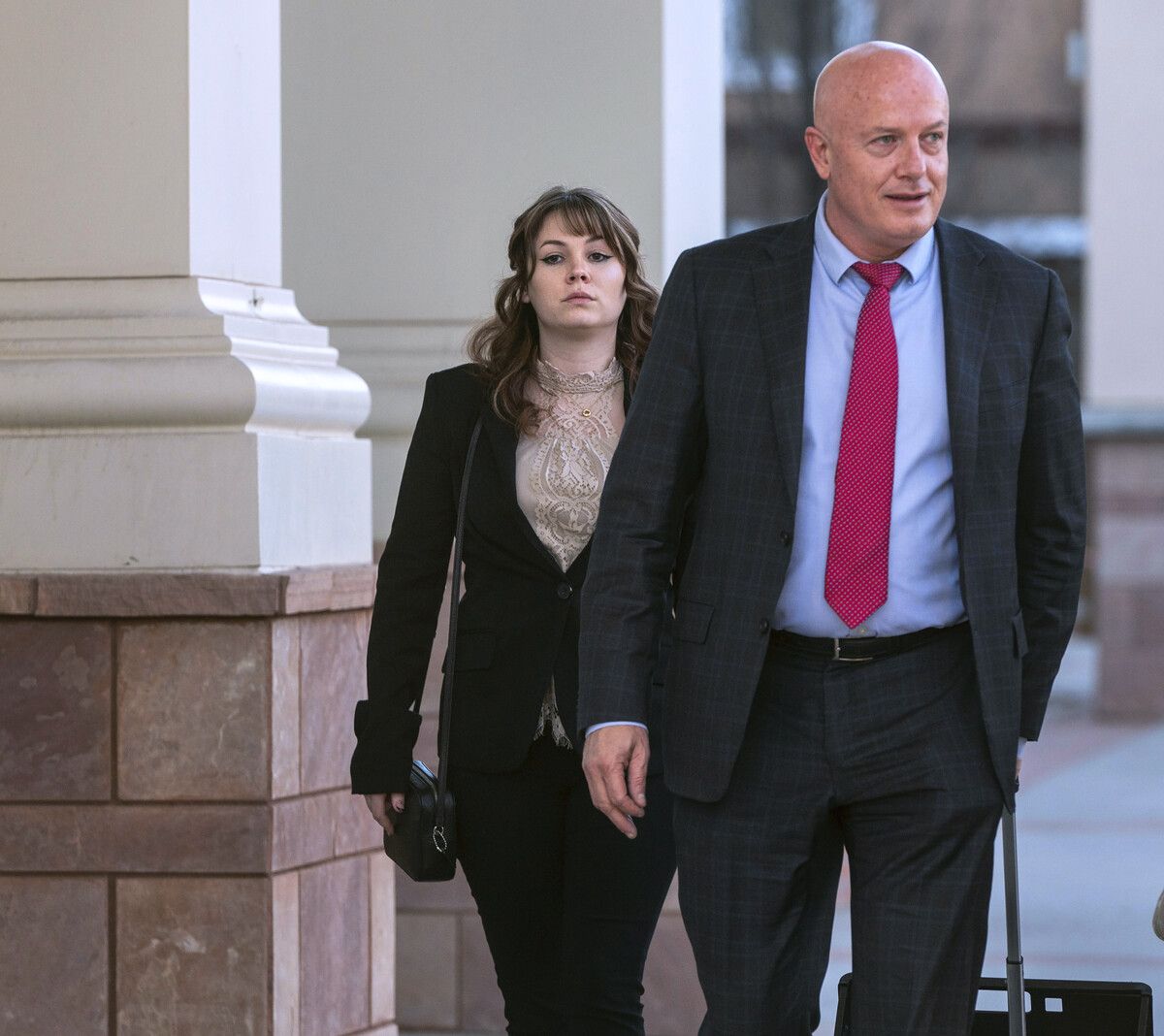 Waffenmeisterin Hannah Gutierrez-Reed mit ihrem Anwalt auf dem Weg ins Gericht. AP