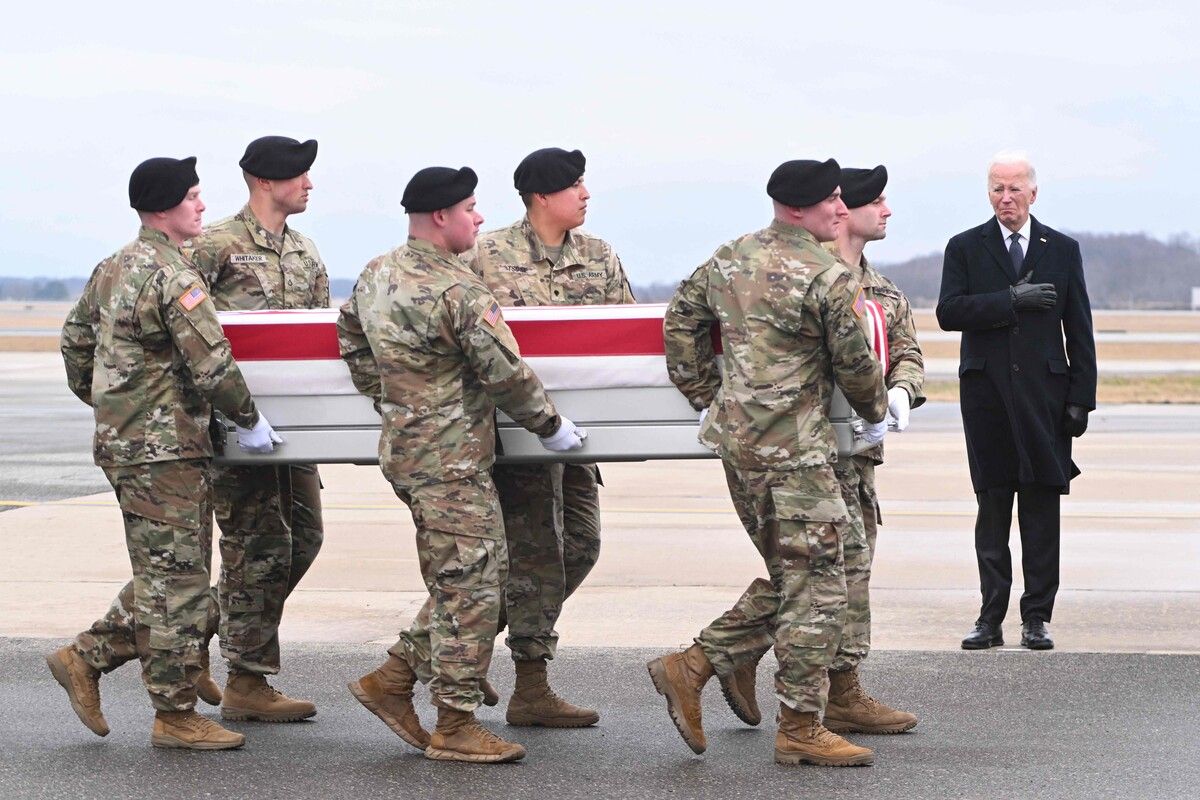 Wird einem Amerikaner Schaden zugefügt, werde sein Militär zurückschlagen, sagt US-Präsident Joe Biden (r.)AFP