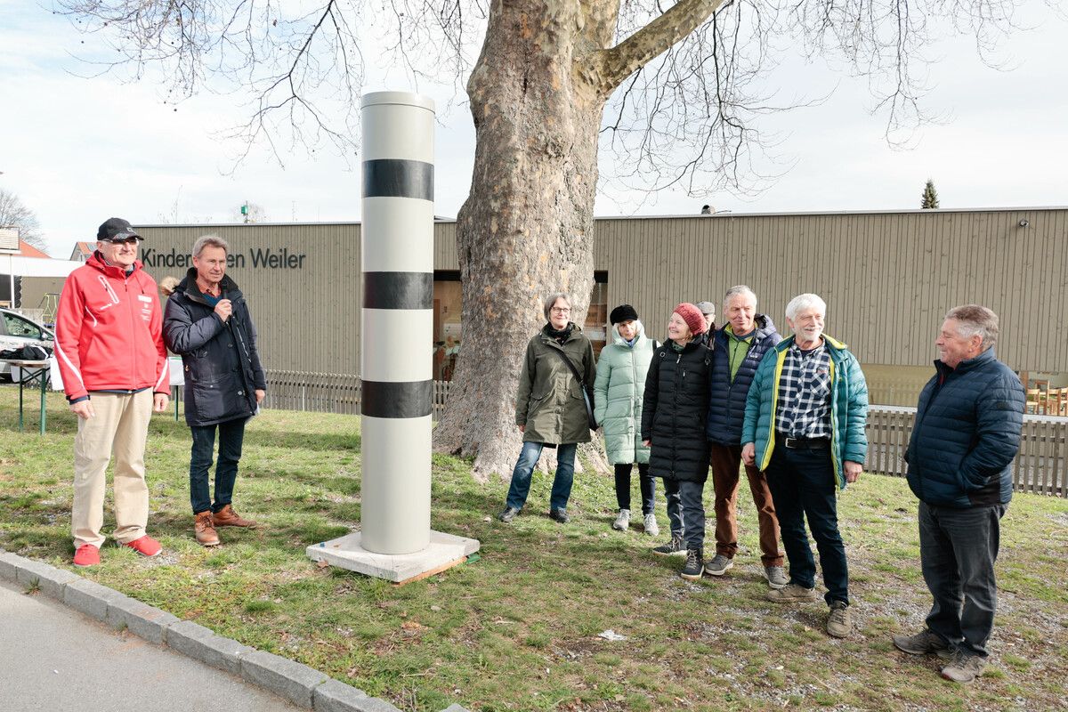 Zufrieden mit dem gemeinsamen Werk. Die Radarattrappe an der Reichshofstraße schaut verblüffend echt aus. VN/Hartinger
