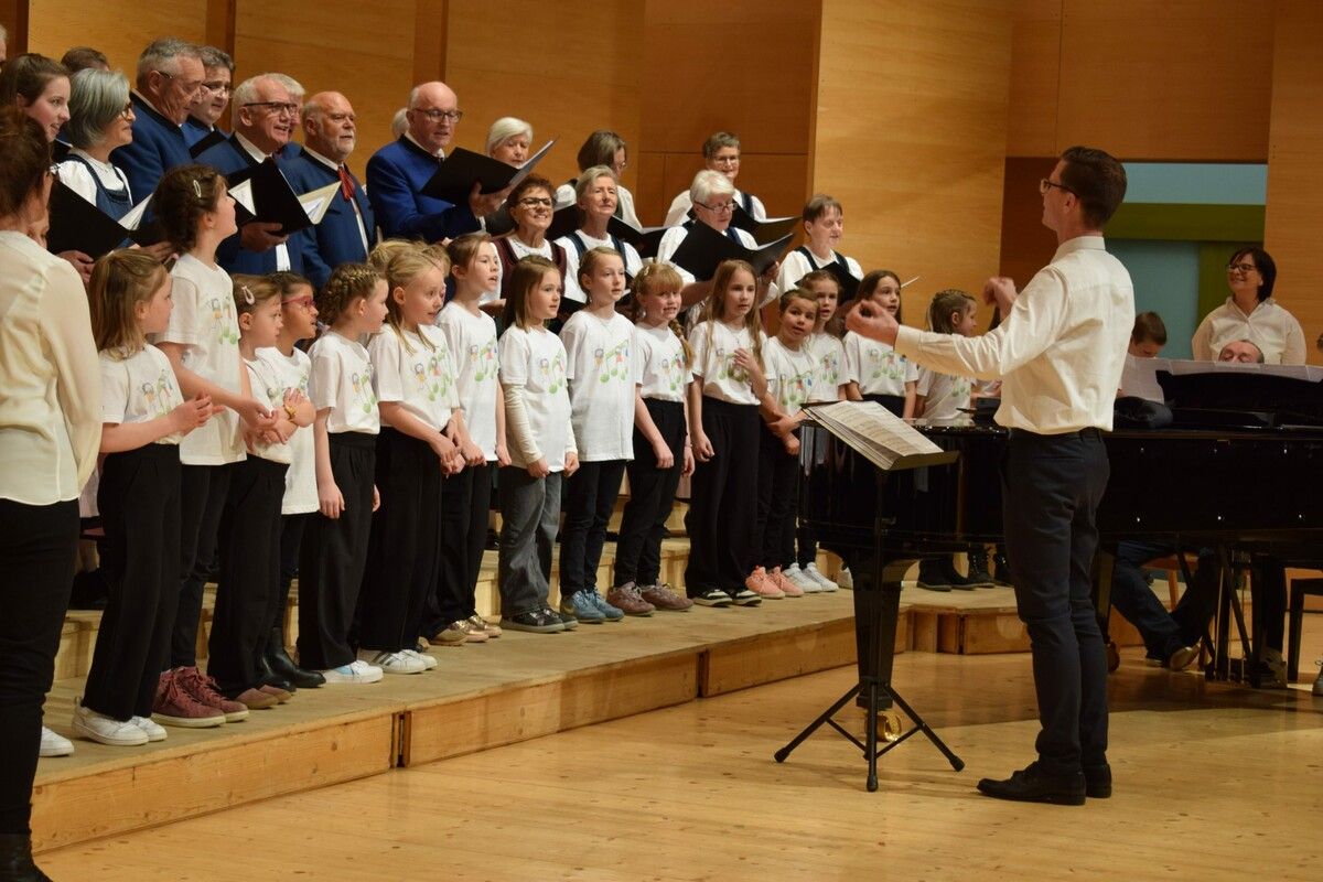 200 kleine und große Sängerinnen und Sänger begeisterten beim Chorfenster in Schwarzenberg. me
