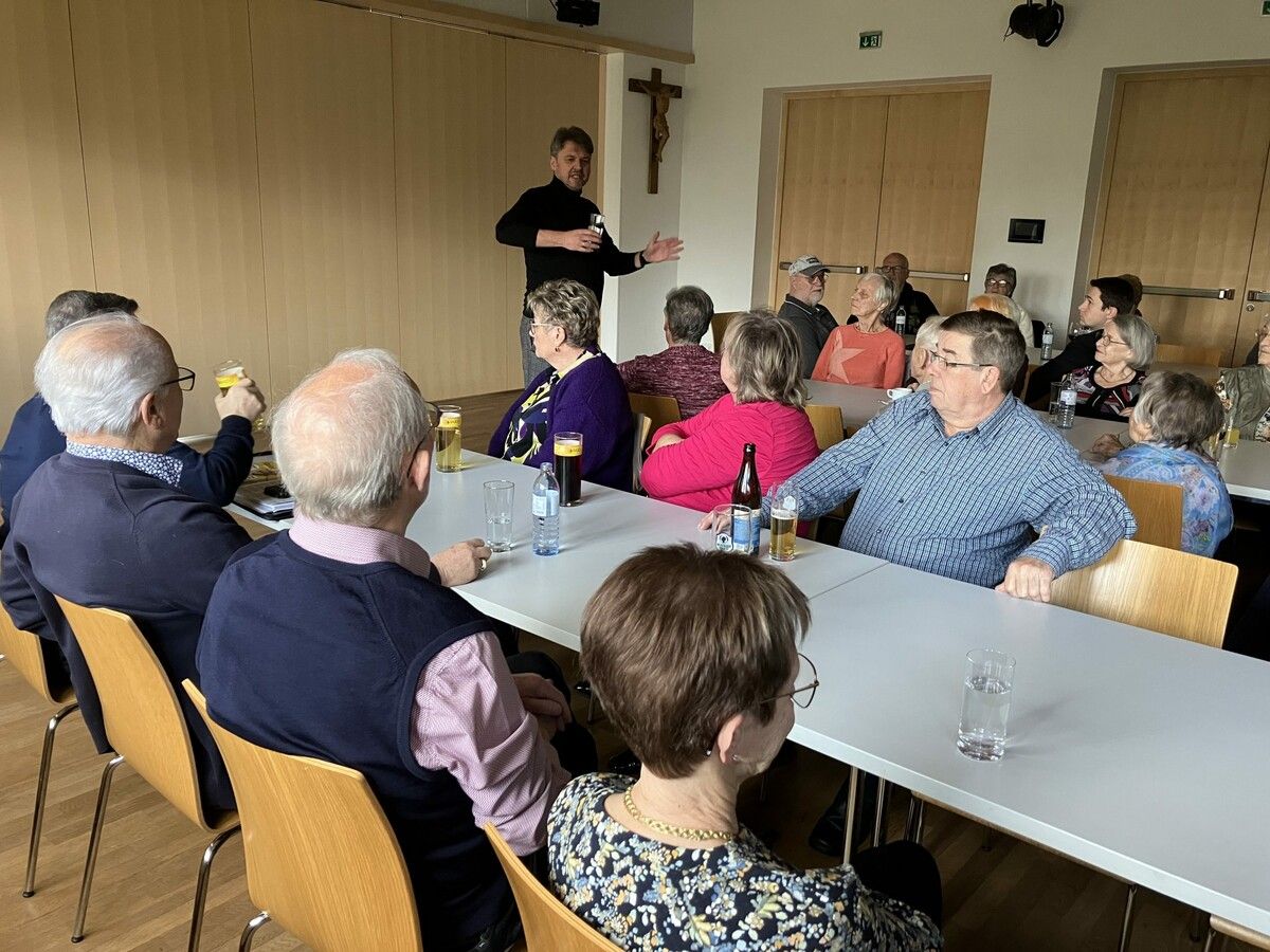 40 Senioren trafen Bürgermeister Fischer zum Austausch in Lustenau.50plus Lustenau