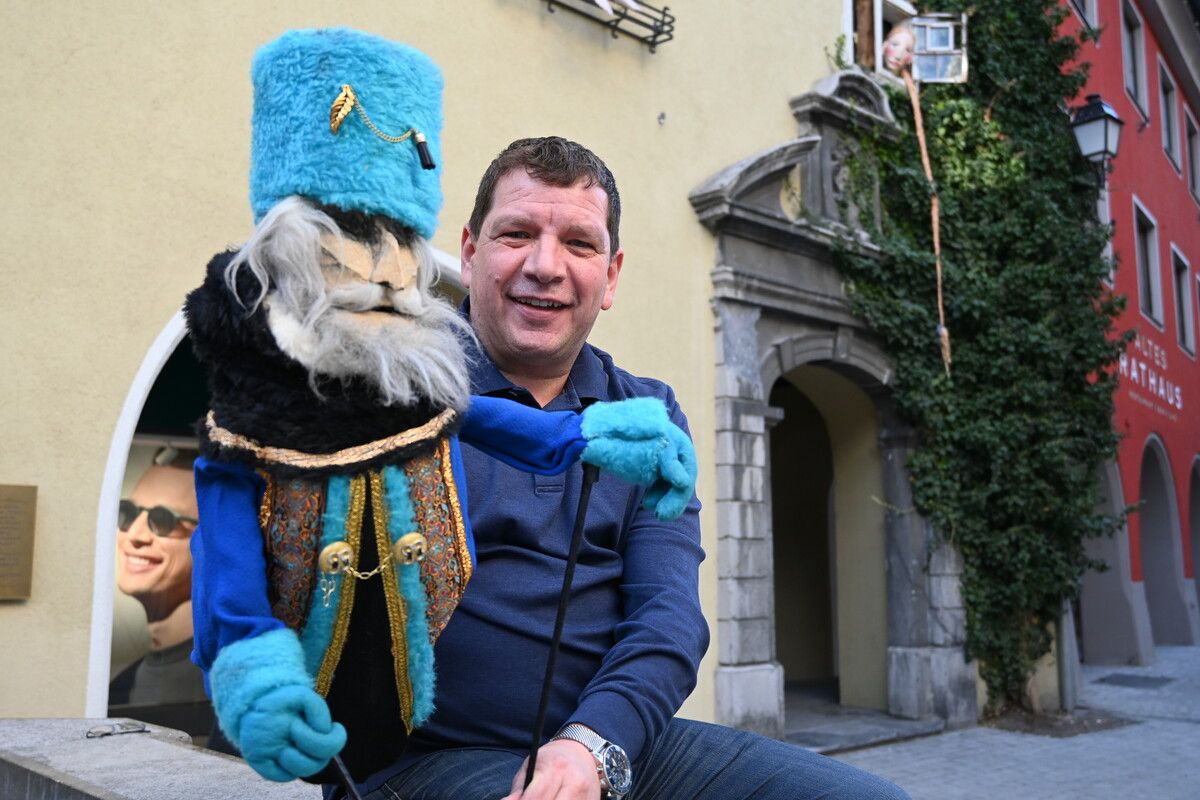 Ab 11 Uhr startet das Fenstertheater mit Christian Mair.Stadt
