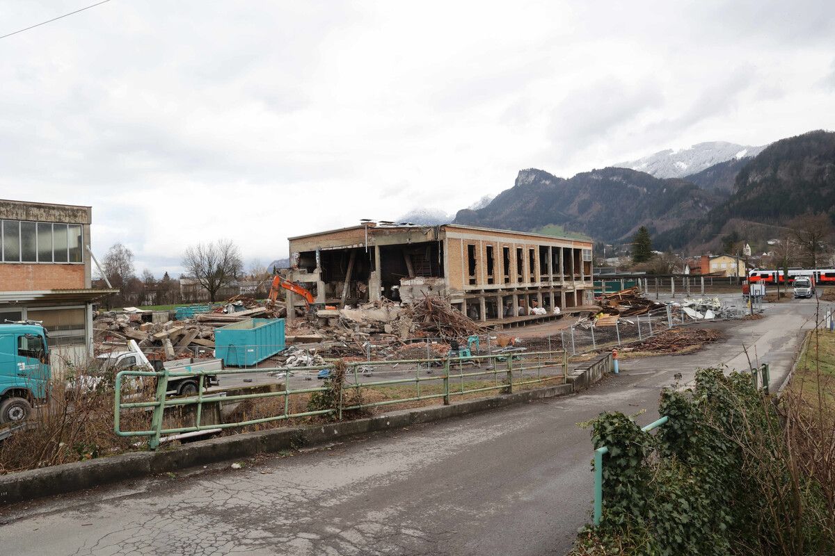 Abbruch der alten Ziegelbrennerei von Hilti, Mettauer. In ein paar Jahren könnte hier wieder viel neues unternehmerisches Leben blühen. FA/Meusburger