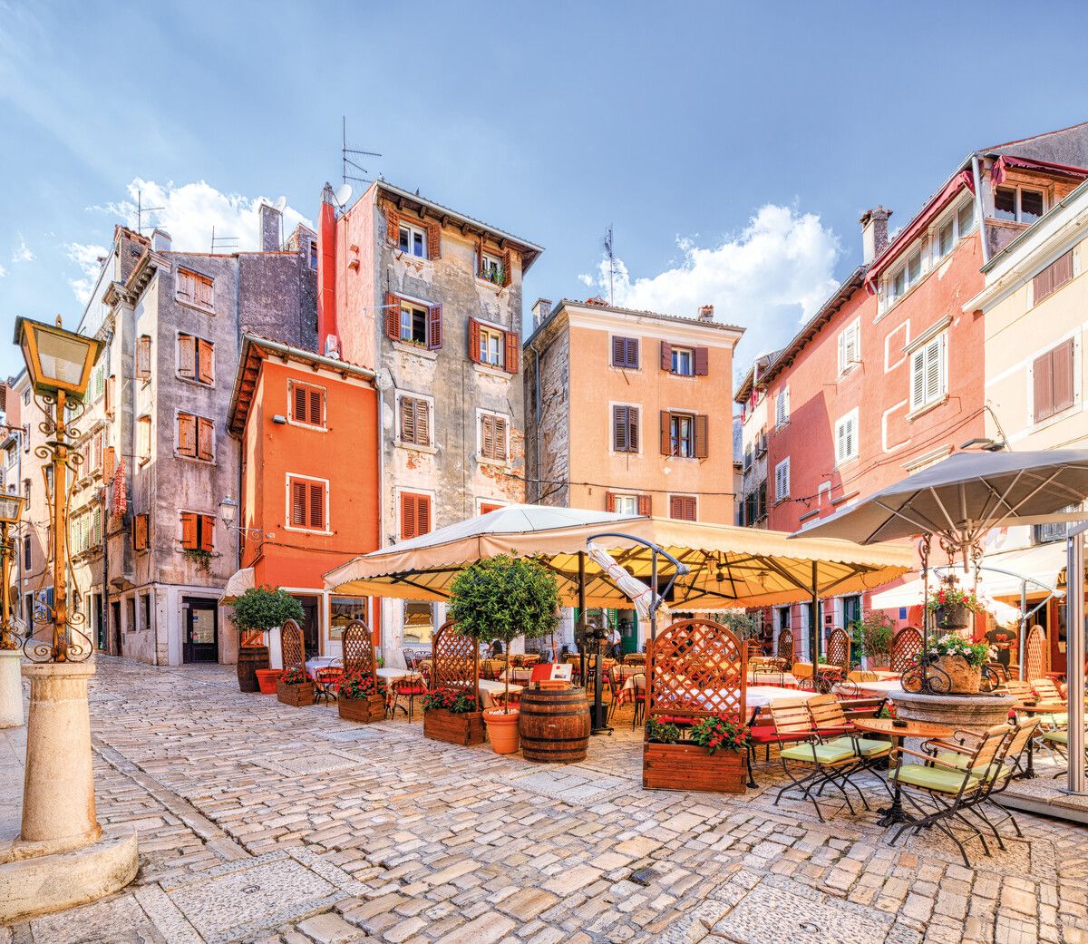 Abends verwandelt sich die Altstadt von Rovinj in ein großes Open-Air-Restaurant. Shutterstock (6)