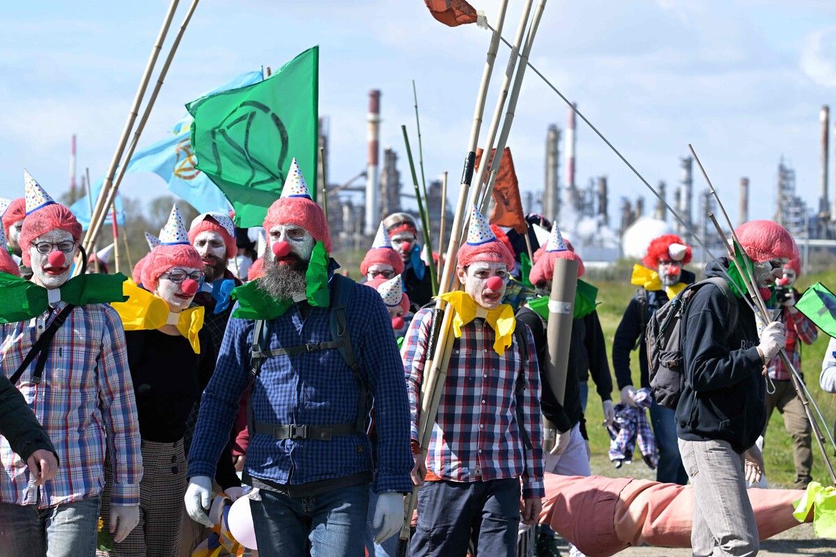 Aktivisten der Umweltbewegung Extinction Rebellion während einer Demonstration auf dem Gelände der TotalEnergies-Raffinerie in Donges. AFP