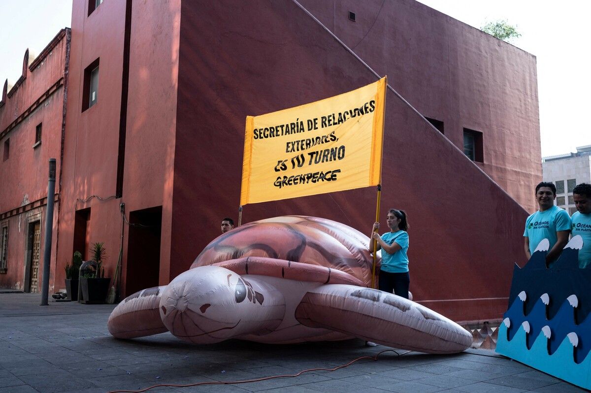 Aktivisten der Umweltorganisation Greenpeace stehen in Mexiko-Stadt neben einer riesigen aufblasbaren Meeresschildkröte vor dem Gebäude des Außenministeriums. AFP