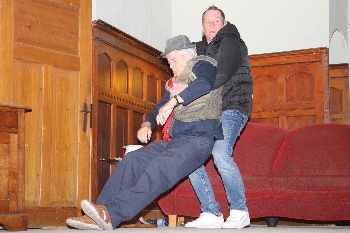 Alfons Freund Heinz bringt den vermeintlichen Dieb Franz zur Strecke.