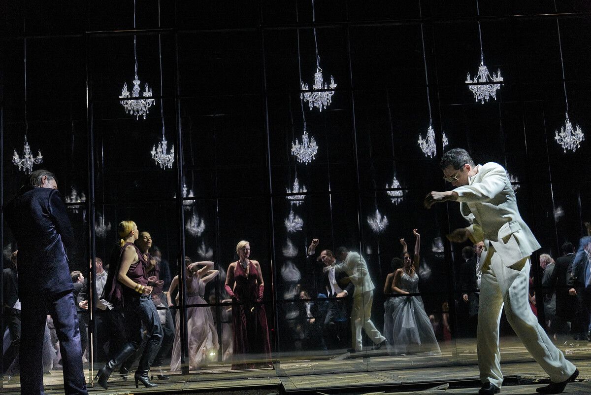 Allen Figuren haftet ein Gefühl der Verlorenheit und Einsamkeit an, ein Gefühl, das geradezu existenzbestimmend ist und sie unfrei erscheinen lässt.BurgTheater/Matthias Horn