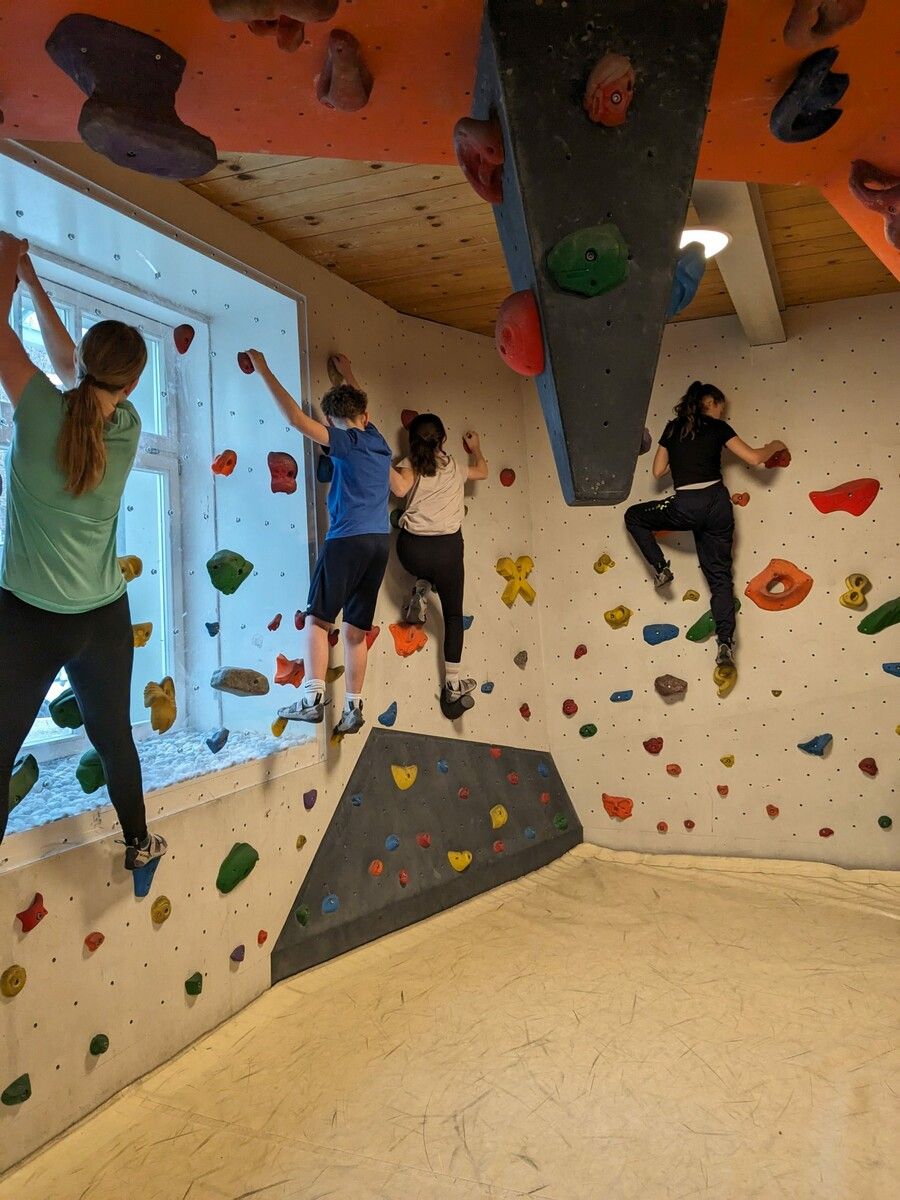 Als Belohnung nach dem Erfolg gings zum Bouldern.Jungmusik Weiler