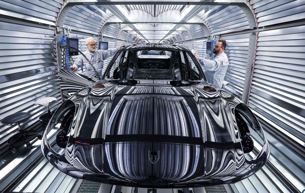 Arbeiter montieren am Vorabend der Jahreshauptversammlung des Unternehmens in Leipzig ein Porsche-Macan-Modell an der Produktions- und Qualitätskontrolllinie des Werks. AFP