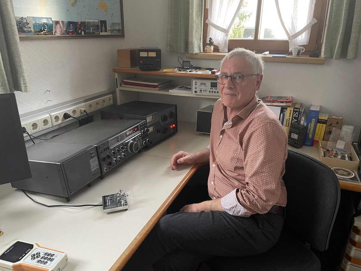 Arno Metzler vor seiner Amateurfunkanlage – inklusive Morse-Apparat. VN/MMH