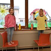 Hier bemalen Volksschüler ihre Schule