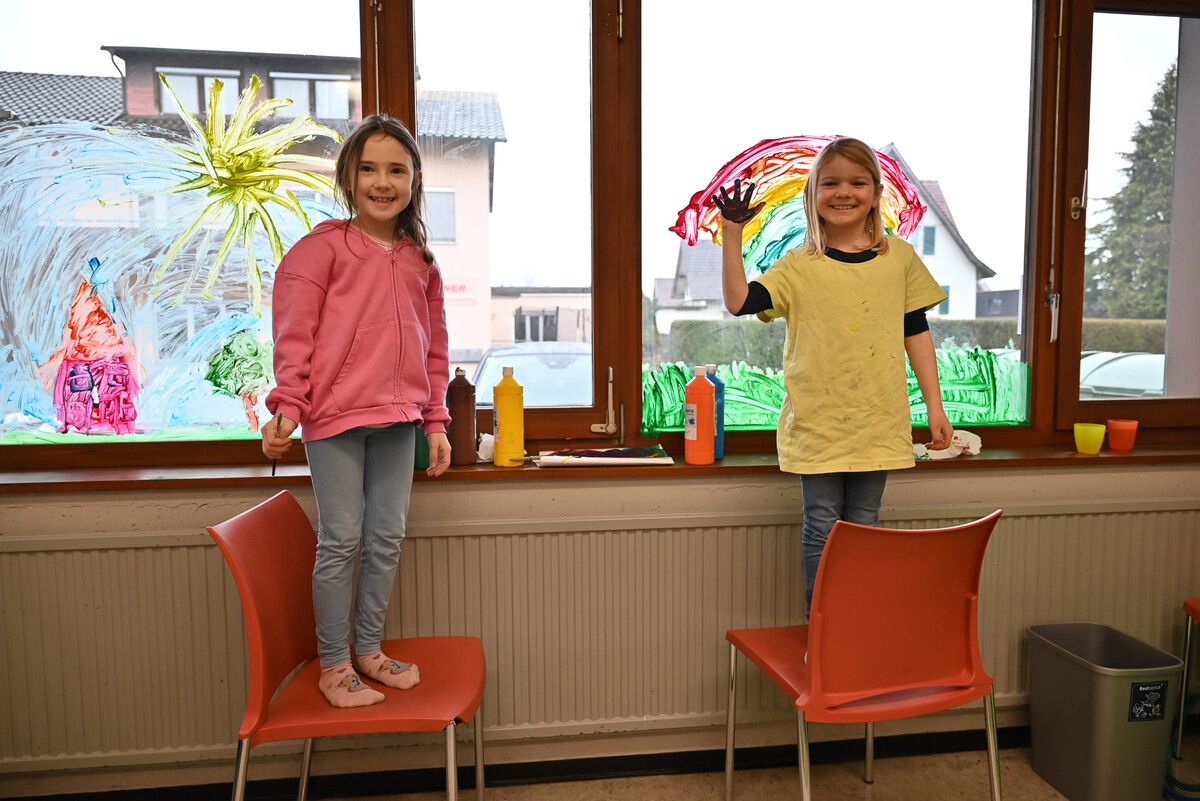 Auch die Fensterscheiben durften verschönert werden. Lia und Nele hatten sichtlich Spaß daran.
