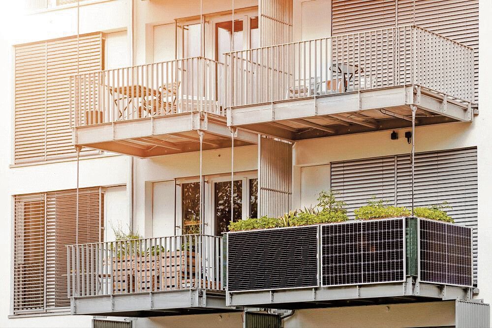 Auch für PV-Paneele auf dem Balkon ist die Umsatzsteuer gefallen.stock.adobe.com – Maryana